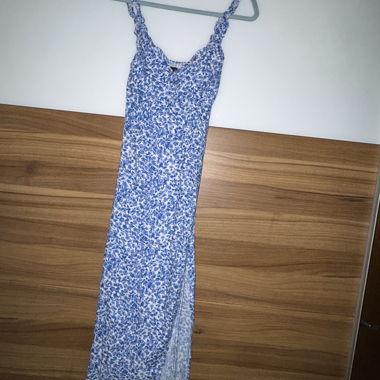 Blaues Maxikleid mit Bluemchenmuster