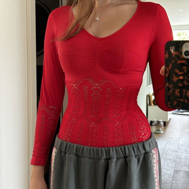 Rotes Spitzen-Top mit langen Aermeln