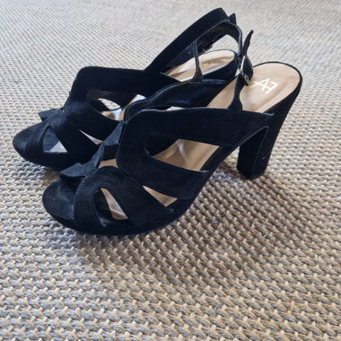 Sandali con tacco in camoscio nero