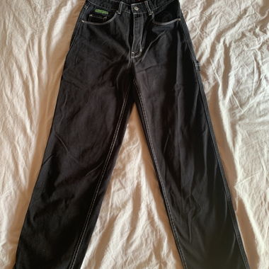 Jeans neri a gamba larga