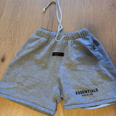 Essentials graue Shorts