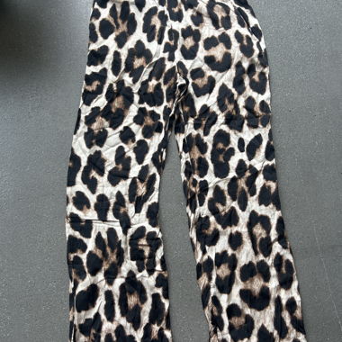 Pantaloni in satinato con stampa leopardata