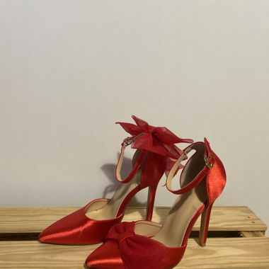 Rote High Heels mit Schleifen