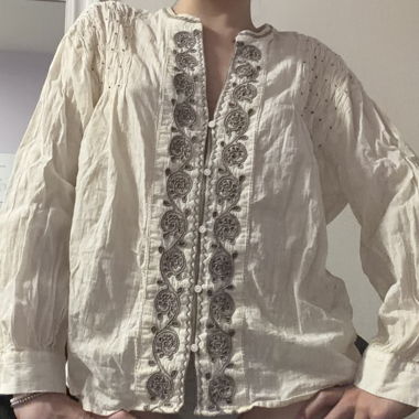 Bestickte Creme-Bluse