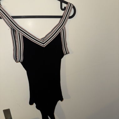 Body nero con spalline a righe