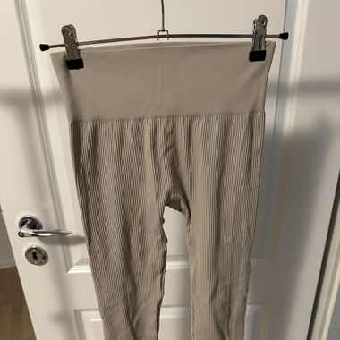 Nahtlose Ripp-Leggings – Beige