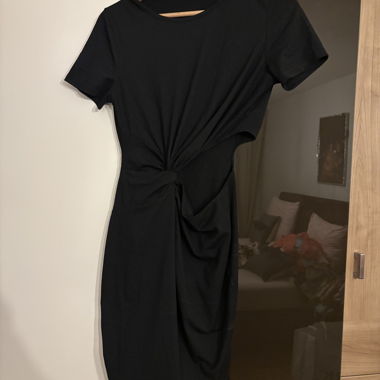 Schwarzes Kleid mit Knotendetail