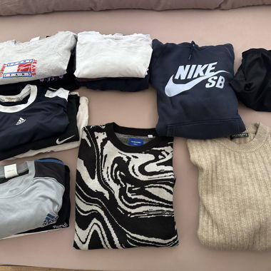 Set mit Sweatshirts und T-Shirts von Marken M-L