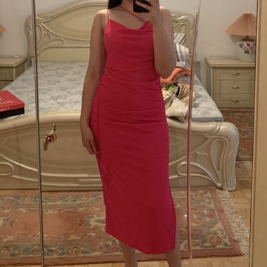 Robe moulante en satin rose