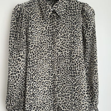 Blusa Zara con motivo leopardato