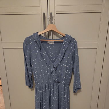 Vestito estivo blu con piccoli fiori bianchi.