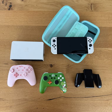 Nintendo Switch OLED con custodia e controller
