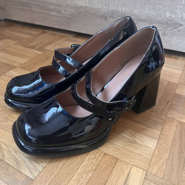 Black high heel pumps