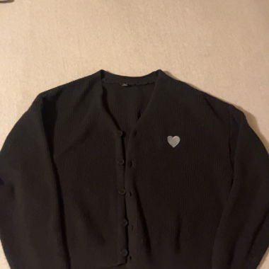 Cardigan in maglia nero con dettaglio cuore