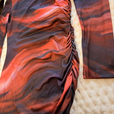Abito a maniche lunghe rosso e nero