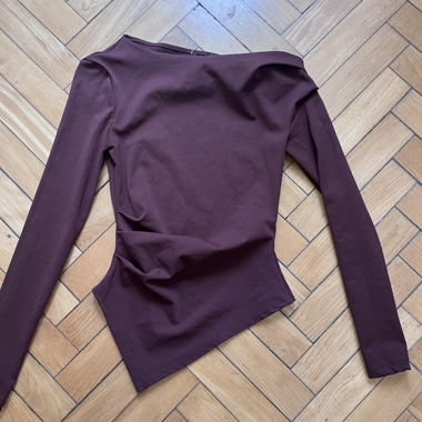 Bordeauxrotes Langarmshirt mit Falten