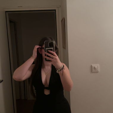 Robe noire courte décolletée