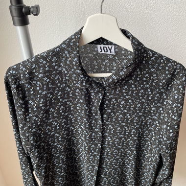Blusa con piccoli fiorellini blu