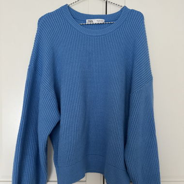 Blauer Strickpullover