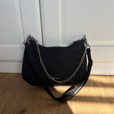 Borsa a tracolla nera con catena