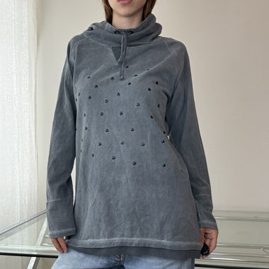 Maglia grigia a maniche lunghe con cappuccio