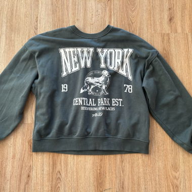 Pullover Grün mit Grafik, Bershka