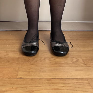Zweifarbige Ballerinas aus Leder