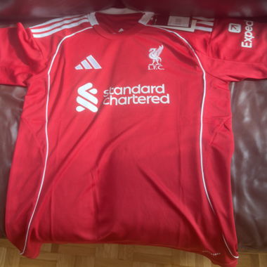 Rote Liverpool-Heimtrikot 25/26