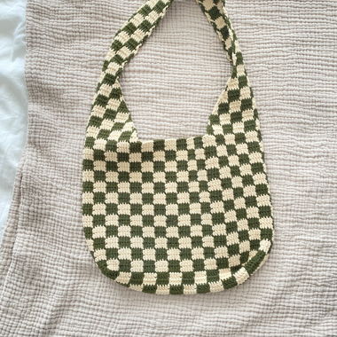 Gehäkelte Schultertasche mit Karomuster
