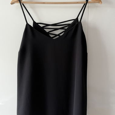 Top nero con lacci dietro