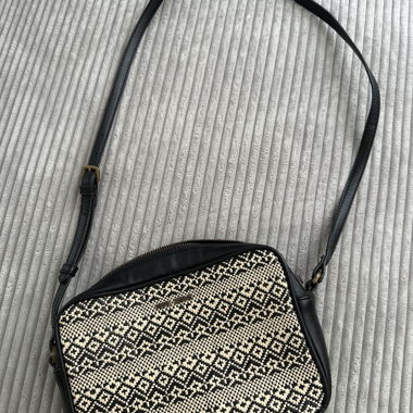 Schultertasche schwarz gemustert