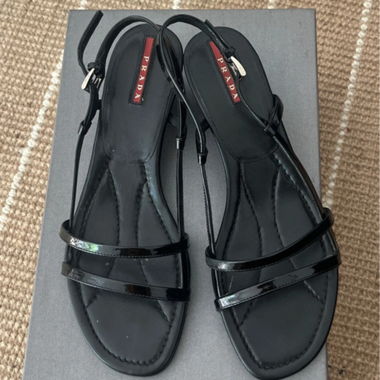 Schwarze Prada-Sandalen