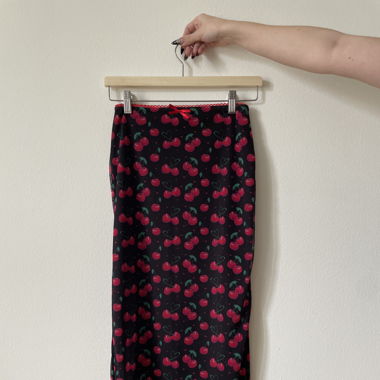 CHERRY SKIRT - SIZE S