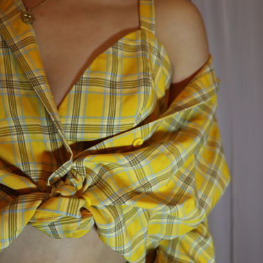 Camicia a quadri gialla e top con spalline