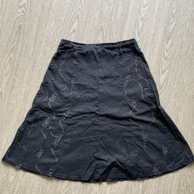 Schwarzer Rock mit Stickerei