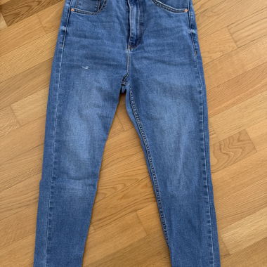 Blaue Jeanshose