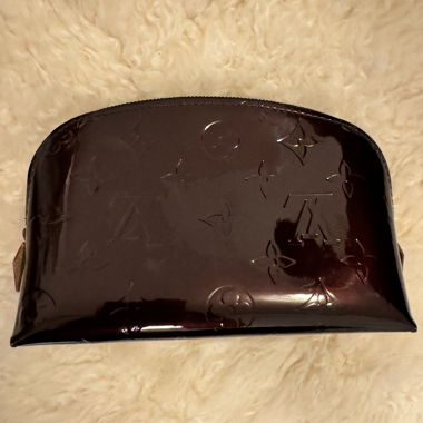 Bordeauxfarbene Louis-Vuitton-Lackpochette
