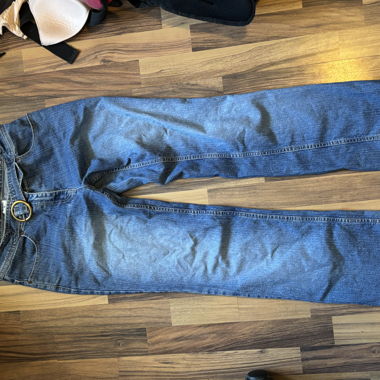 Mid-rise jeans with belt.
