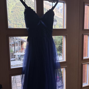 Nachtblaue Spitzen- und Tüllkleid