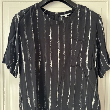 Blusa a maniche corte bianco e nero