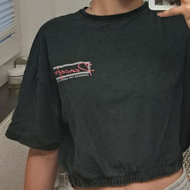 T-shirt mit einem bedruckten Rücken