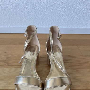 Goldene Sandalen mit Absatz