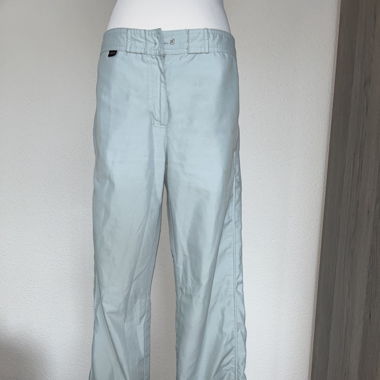 Hellblaue Hose