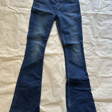 Dunkle Schlagjeans