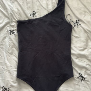 Body noir à une épaule