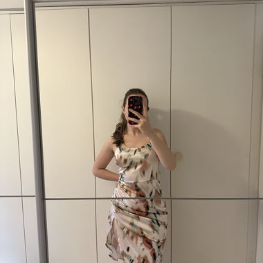 Robe en satin à motifs