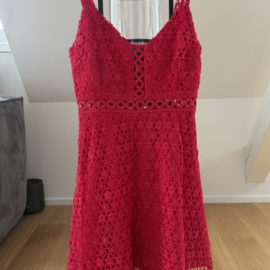 Pink-rotes Spitzenkleid mit Reissverschluss