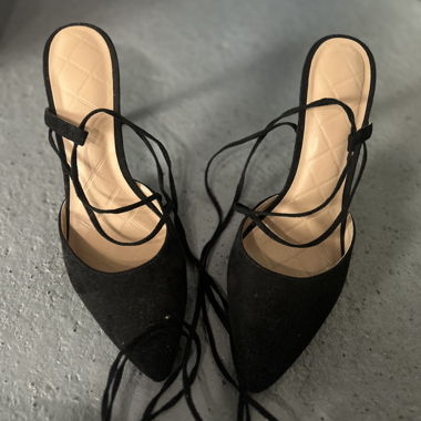 Pumps mit Schnüren