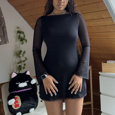 Elegantes Minikleid mit transparenten Ärmeln