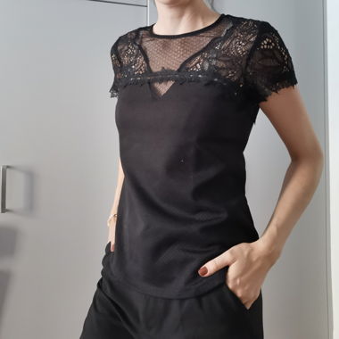 Haut en dentelle noire